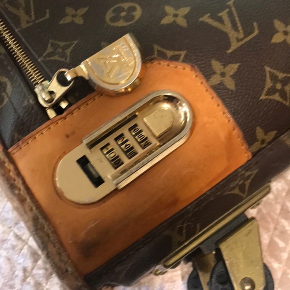 Authentic Loui Vuitton suitcase - Picture 5 of 8